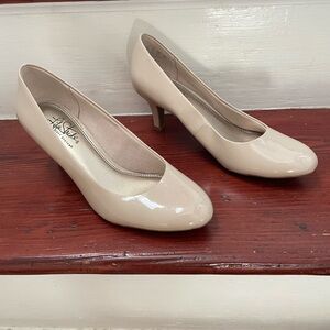 Life Stride Women's Parigi Beige High Heel Pumps Rounded Toe  size 7.5